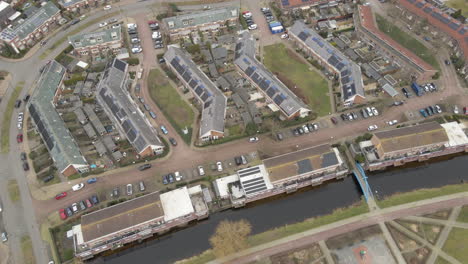 Luftbild-Von-Häusern-In-Einem-Vorort-Mit-Sonnenkollektoren-Auf-Dem-Dach