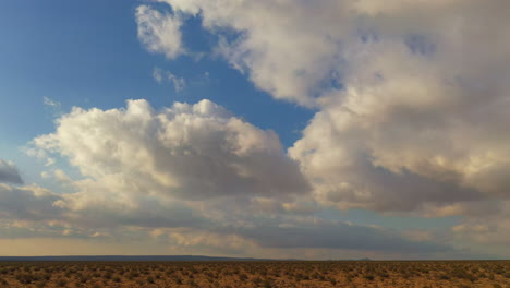 Nubes-De-Lluvia-Sobre-El-Paisaje-Del-Desierto-De-Mojave-Prometen-La-Lluvia-Necesaria---Vista-Aérea-Deslizante