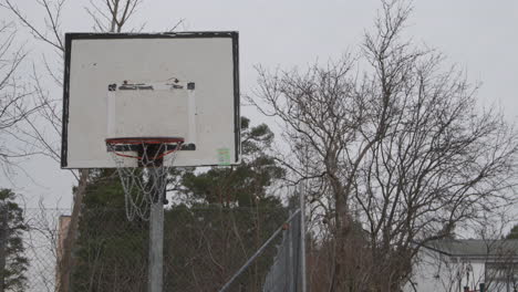 Weite-Ansicht-Des-Basketballkorbs-Im-Städtischen-Straßenbasketballplatz,-Schweden