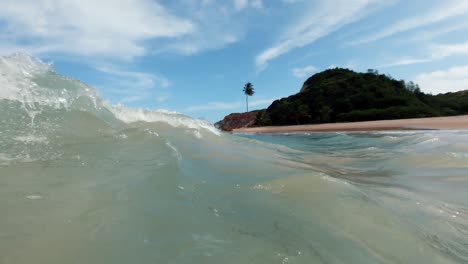 Sicht-Aus-Dem-Wasser,-Wenn-Eine-Welle-Am-Wunderschönen-Tropischen-Strand-Von-Tabatinga-Im-Norden-Brasiliens-In-Der-Nähe-Von-Joao-Pessoa-Vorbeizieht