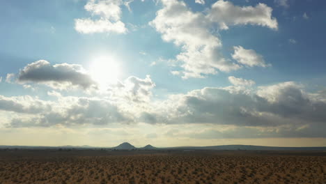 Während-Die-Helle-Sonne-Die-Mojave-Wüste-Erwärmt,-Bieten-Die-Sich-Sammelnden-Wolken-Etwas-Erleichterung---Gleitende-Luftaufnahme