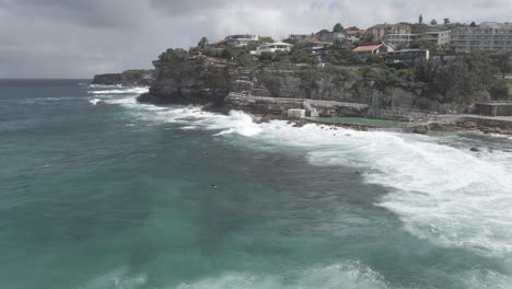 Scenic-Surfing-Waves-Crashing-On-Saltwater-Rock-Pool-Of-Bronte-Baths-In-Eastern-Suburbs,-Sydney,-New-South-Wales,-Australia