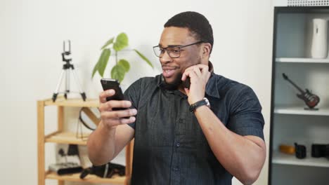 Apuesto-Hombre-Africano-Con-Auriculares-Para-Teléfonos-Inteligentes