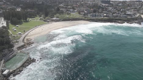 Bronte-Rockpool-With-Crashing-Waves-In-Bronte-Beach-At-Eastern-Suburbs-In-Sydney,-New-South-Wales,-Australia