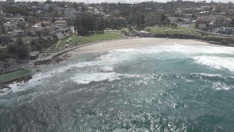 Paradise-Beach-In-Eastern-Suburbs---Bronte-Beach-With-Bronte-Pool-Baths-During-Summertime-In-Sydney,-NSW-Australia