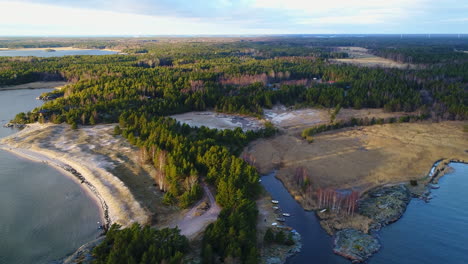 Vista-De-Drones-Del-Archipiélago-Finlandés-Desde-El-Mar