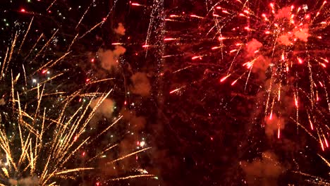 Ein-Unglaubliches-Feuerwerk-Erleuchtet-Den-Nachthimmel-Mit-Schnellen-Blitzen-In-Weiß,-Rot-Und-Gold