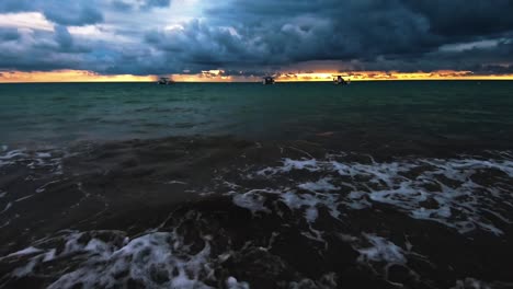 Hochkippen-Eines-Atemberaubenden-Sonnenaufgangs-Am-Strand-Von-Joao-Pessoa,-Brasilien