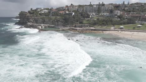 Scenery-Of-White-Splashing-Waves-At-Bronte-Beach-With-Bronte-Pool-Baths-In-Eastern-Suburbs,-Sydney,-New-South-Wales,-Australia