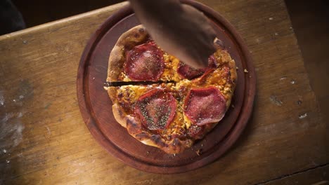Condimento-Caliente-Ahumado-Deliciosa-Pizza-Casera-De-Pepperoni-En-La-Vista-Superior-De-La-Mesa-De-Madera-Cámara-Lenta-60fps