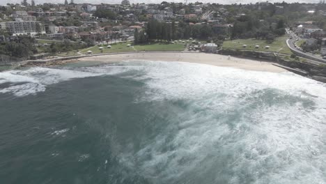 Bronte-Beach-With-Bronte-Surf-Life-Saving-Club-In-Eastern-Suburbs,-Sydney,-New-South-Wales,-Australia