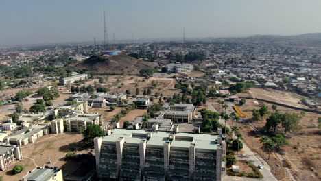 Die-Nigerianische-Stadt-Jos-An-Einem-Dunstigen-Tag---Luftrückzugsansicht