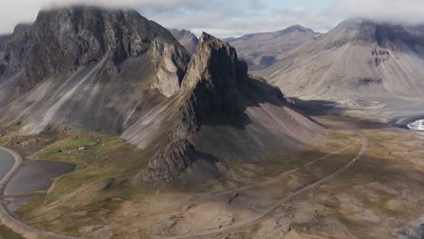 Montañas-Volcánicas-De-Hvalnes-En-Un-Impresionante-Paisaje-De-Islandia-Con-Luz-Solar