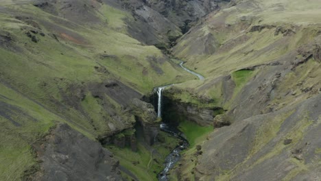 Scenic-mountainous-landscape-at-Kvernufoss-waterfall,-tourist-attraction-Iceland