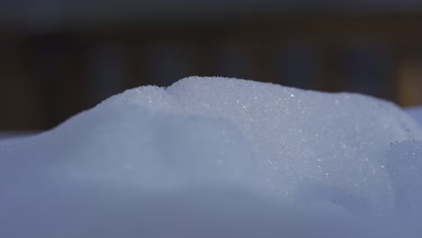 Makroaufnahme-Von-Gefrorenem-Schnee-Und-Eis-An-Einem-Kalten-Wintertag,-Frische-Kristalle-Auf-Strukturierter-Oberfläche