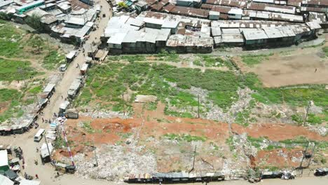 Vista-Aérea:-Dron-Sobrevolando-El-Vertedero-De-La-Aldea-De-Kibera-En-Nairobi,-Kenia