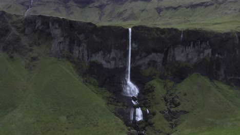 Beliebte-Touristenattraktion-Wasserfall-Foss-A-Sidu-In-Wilder-Landschaft-Island