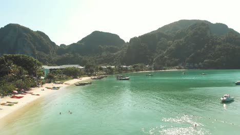 Turquoise-waters,-tropical-bay-beach-of-Ko-Phi-Phi,-Thailand