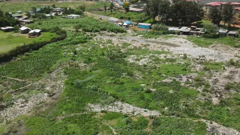 Haussiedlung-Im-Wasserstaudamm-In-Nairobi-Staudamm,-Kontaminierter-Wasserstaudamm-Mit-Abwasser-Und-Wasserhyazinthe,-Häuser
