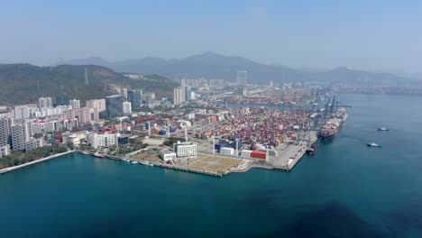 Shenzhen-Handelshafenterminal-Mit-Angedockten-Schiffen-Und-Containerwerft,-Luftbild