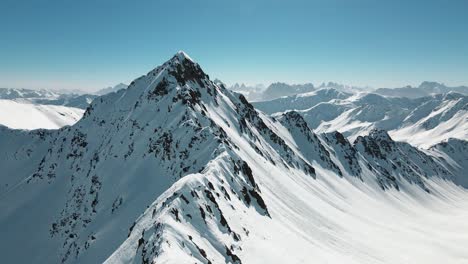 Drohnenaufnahmen-Von-Einem-Gipfel-In-Der-Nähe-Der-Dolomiten-Mit-Blick-Auf-Die-Drei-Zinnen-Im-Winter