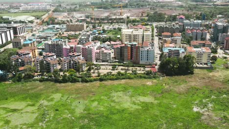 Panorama-Drohnenansicht-Von-Mavic-Air-2-Dji,-Gebäude-Eines-Anwesens-In-Der-Stadt-Nairobi,-Kenia,-Grüne-Wasserhyazinthenpflanze-In-Der-Stadt-Nairobi,-Kenia