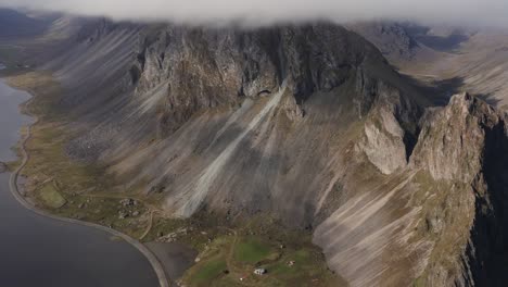 Spektakulärer-Vulkanischer-Bergrücken,-Der-Von-Einer-Großen-Wolke-In-Island-Bedeckt-Ist,-Aus-Der-Luft