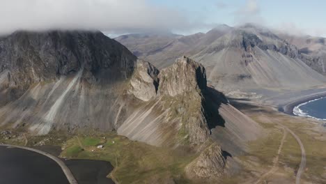 Paisaje-Icónico-De-Islandia-En-La-Península-De-Hvalnes-Con-La-Montaña-Krossanesfjall