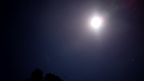Zeitraffer-Bei-Nacht,-Astrofotografie-Von-Sternspuren,-Wolken,-Die-Den-Mond-Bedecken