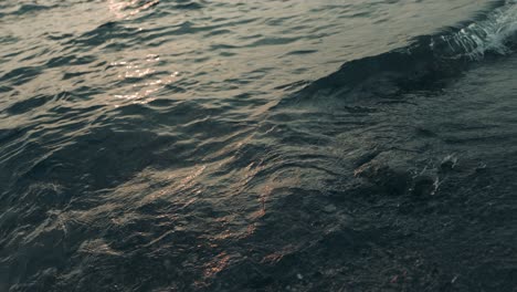 Zeitlupenaufnahme-Von-Wellen-Des-Weiten-Ozeans-Mit-Sonnenreflexion-Bei-Schönem-Sonnenaufgang-Im-Hintergrund
