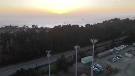 Mobilfunkmasten-Und-Sonnenuntergang-über-Dem-Meer-Im-Hintergrund