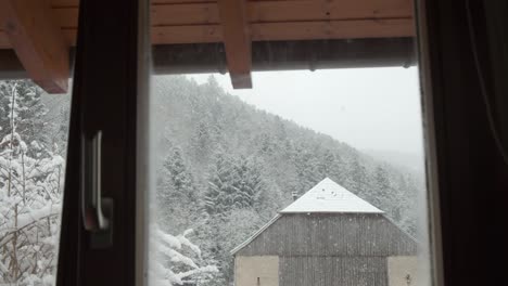 Schnee-Fällt-Durch-Fenster-Mit-Hintergrundwald-Und-Scheune-Im-Winter