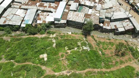 Slumsiedlung-Verbraucht-Verschmutztes-Wasser,-Umweltverschmutzung-Des-Natürlichen-Wassers-In-Den-Slums-Von-Kibera,-Dörfliche-Slums-Menschen-Brauchen-Dringend-Hilfe