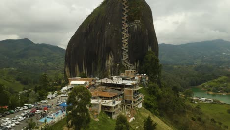 Vista-De-Pájaro-De-Los-Escalones-Que-Suben-Guatape-Rock,-Colombia