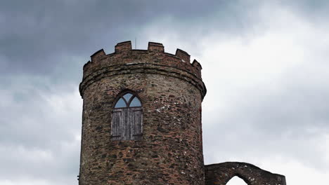 Schlossturm-Zeitraffer-Mit-Rollenden-Gewitterwolken-Am-Himmel