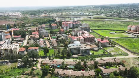 Drohne-Fliegt-über-Die-Hohen-Gebäude-Der-Stadt-Nairobi-Mit-Dem-Grünen-Gras-Im-Hintergrund,-Marvic-Air-2-Fliegt-In-Der-Stadt-Nairobi
