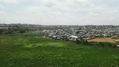 Cielo-Nublado-Sobre-La-Población-Pobremente-Asentada-De-Los-Barrios-Marginales-De-Kibera-En-Nairobi-,-Contaminación-Verde-Del-Jacinto-De-Agua
