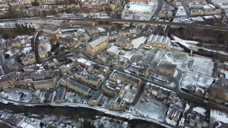 Eine-Szene-Im-Verschneiten-Stadtzentrum-Mit-Natürlichem-Licht-Und-Verkehr,-Schneebedeckt-Nach-Einem-Schweren-Sturz-Todmorden-North-West-Yorkshire-Drohnenaufnahmen