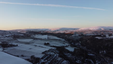 Drohnenaufnahme-Der-Wintersonne,-Die-Auf-Den-Schneebedeckten-Hügeln-Im-Nassen-Yorkshire-Leuchtet