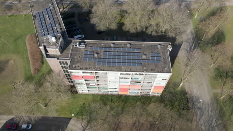 Plumín-De-Paneles-Solares-En-La-Azotea-De-Un-Gran-Edificio-De-Apartamentos
