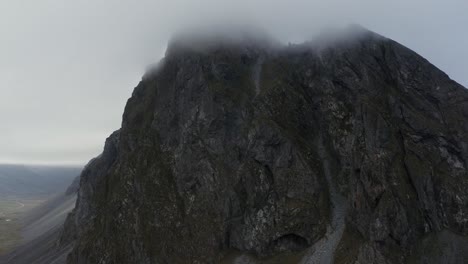 Montaña-De-Granofiros-De-Color-Oscuro-En-La-Cordillera-De-Eystrahorn-En-Islandia,-Antena