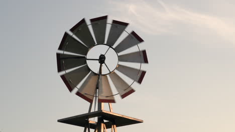 Eine-Kleine-Windmühle,-Die-Sich-Im-Licht-Der-Abendsonne-Und-Brise-Dreht