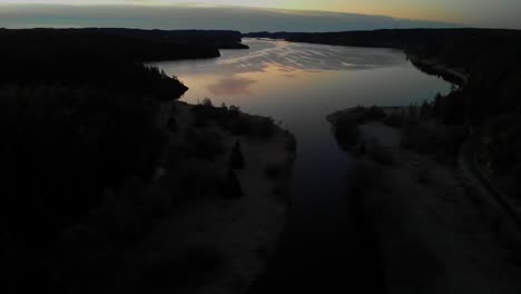 Luftüberführung-Der-Schönen-Seelandschaft-In-Schweden,-Bunte-Sonnenuntergangreflexion-Auf-Wasser