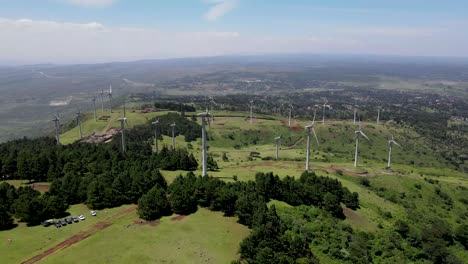 Drone-Pasando-Sobre-La-Estación-De-Energía-Eólica-En-Nairobi-Kenia,-Estación-De-Energía-De-Molino-De-Viento-En-Nairobi-Kenia