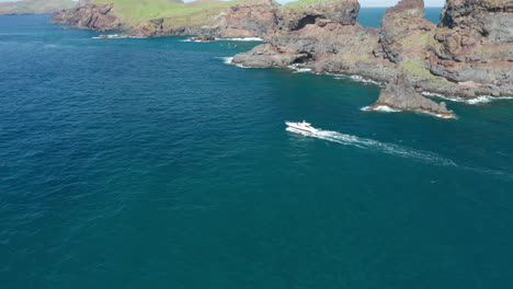 Yate-Flotando-Tranquilamente-En-Aguas-Azules-Tropicales-En-La-Escarpada-Costa-De-Ilhéu-Do-Farol