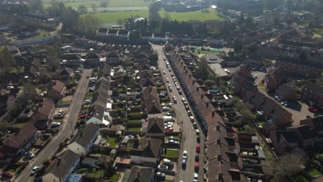 4K-Luftaufnahme-Eines-Wohngebiets-In-Taunton-Somerset,-Vereinigtes-Königreich,-Drohne,-Die-Sich-Vorwärts-Bewegt-Und-Die-Dächer-Und-Die-Straße-Des-Gebäudes-Zeigt