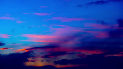 Sonnenuntergang-Wolken-Hyperspeed-Vom-Klaren-Blauen-Himmel-Zu-Dunklen-Geschwollenen-Wolken,-Die-Sich-In-Orange-Rot-Lila-Rosa-Violett-Leuchtende-Farben-Verwandeln-Farben-Von-Beeindruckenden-Visuellen-Atemberaubenden-Bewegungen-Von-Himmlischer-Ehrfurcht-2-3