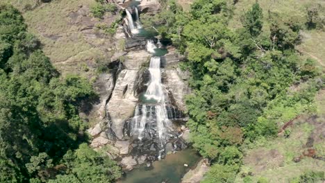 Erstaunliche-Luftaufnahmen-Des-Kaskadenwasserfalls-In-Sri-Lanka