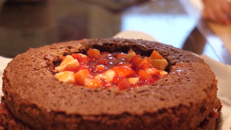 Schokoladenkuchen-Dekoriert-Mit-Erdbeeren-Und-Gelen