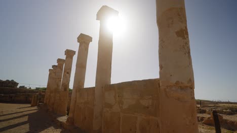 Erstaunliche-Aussicht-Auf-Antike-Römische-Säulen-Mit-Der-Hellen-Sonne,-Die-Um-Sie-Herum-Strahlt